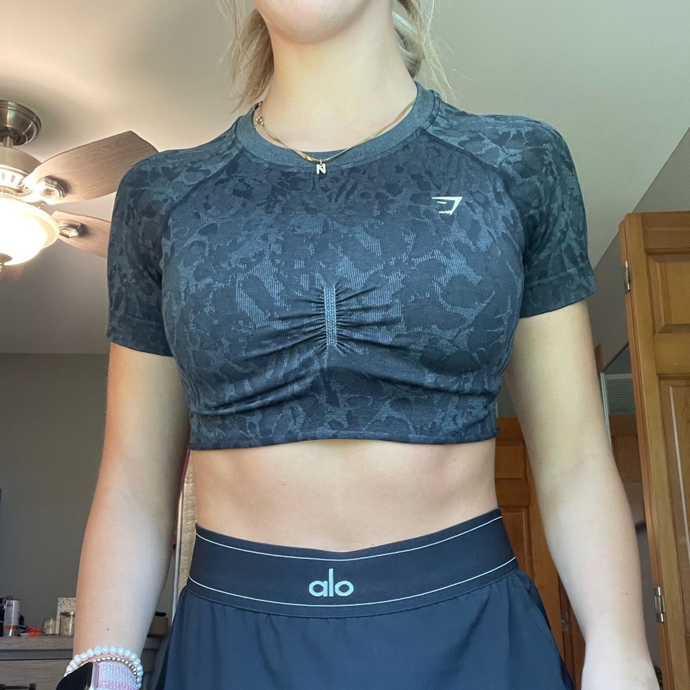 Dark grey animal print Gymshark workout tshirt! Cropped! Never worn!!